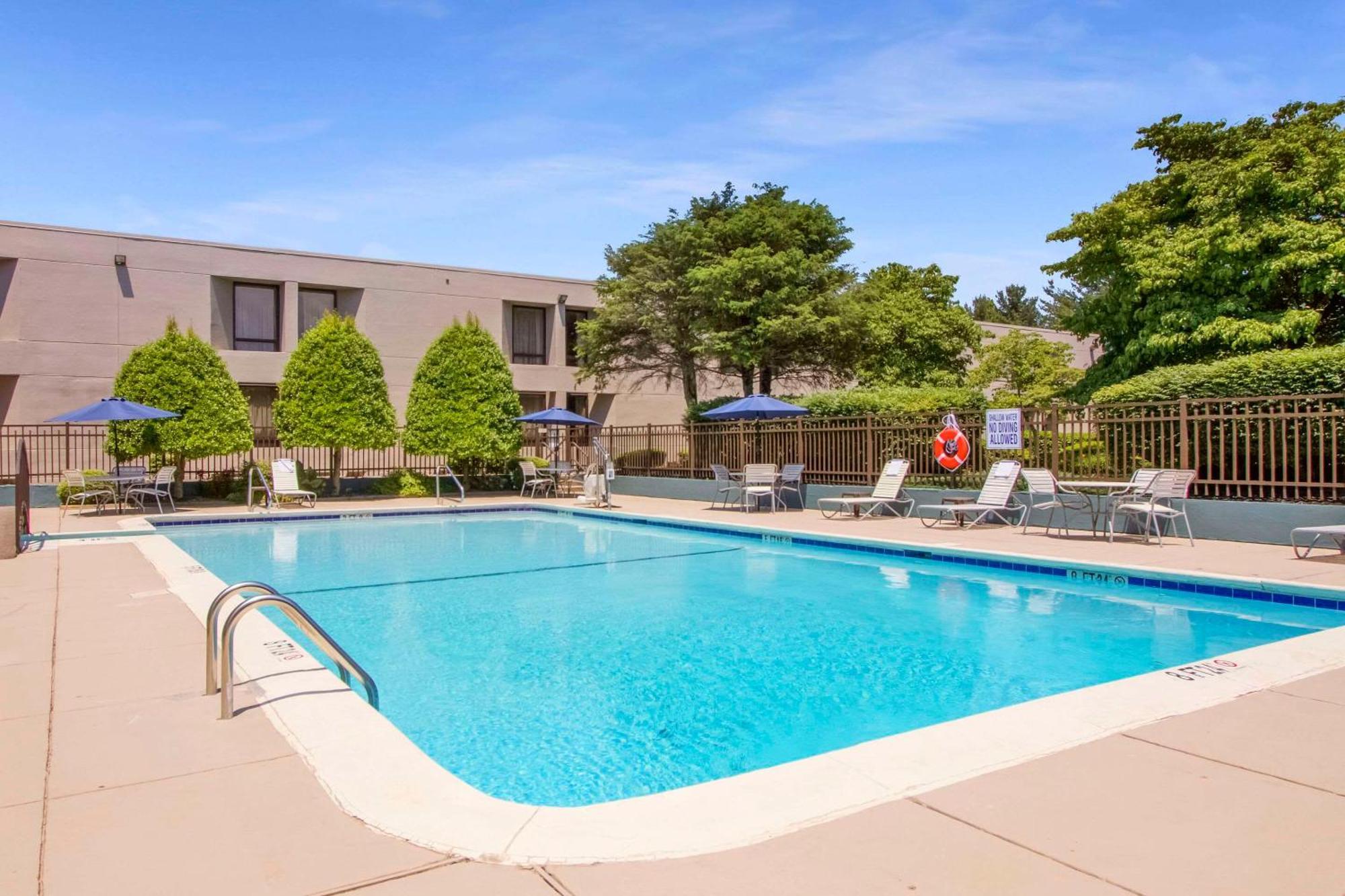 Clarion Inn Asheville Airport Fletcher Bagian luar foto